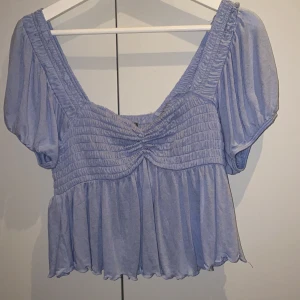 Urban outfitter blus - Säljer denna jätte söta ljus blåa blus från Urban outfitters. Använd fåtal gånger och är i super fint skick! Säljer pga använder ej mer❤️. Säljer för 200kr men pris kan diskuteras (ej i kommentarerna). Passar oxnså väldigt bra i storleken!!