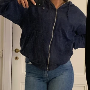 Champion zip sweatshirt  - En oversized marinblå tjocktröja från champion, säljer pga inte kommit till användning på senaste. 