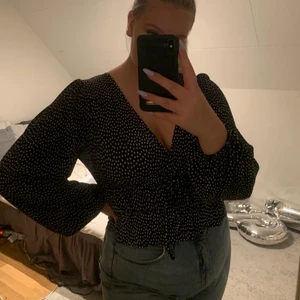 prickig blus - Svart blus med vita prickat från zara. Storlek L, endast använd fåtal gånger🧚🏻 