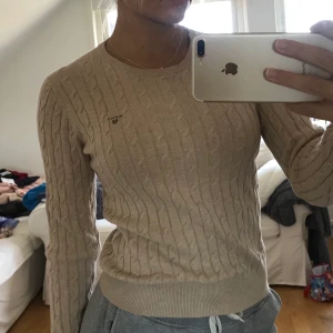 Gant tröja - Beige Gant tröja som tyvärr inte kommer till användning längre. Storlek M men passar mig som har XS/S