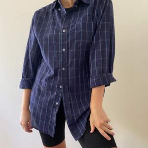 Vintage skjorta i storlek M. Sitter snyggt oversized och passar perfekt till ett par cykelbyxor eller liknande. 🤗