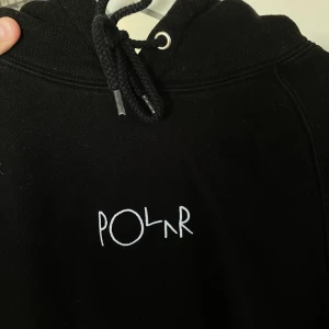 Polar hoodie - Hoodie från skatemärket Polar Skate Co. Köpt för ett halvår sedan för 900kr använt sparsamt. Frakt tillkommer 📦 