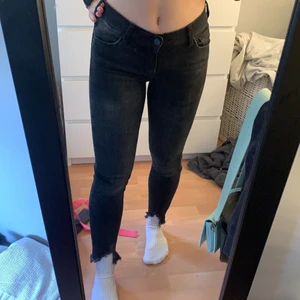 Jeans - Stentvättade tajta jeans med slitningar nertill från BikBok. Kommer ej till användning löngre men de sitter sjukt snyggt! Köpare står för frakten💕