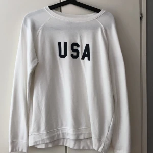 College tröja strlk M - Stor i storleken, kan vara lite genomskinlig! Använd några gånger men är i väldigt bra skick! 150kr+frakt