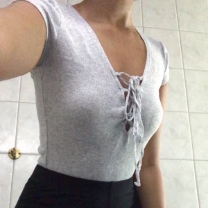 V-ringad tröja - V-ringad blus med knyte köpt på gina. Säljer då den inte kommer till användning! 🤗 Frakt tillkommer✨