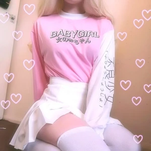 Babygirl tröja - Första bilden är inte min! Söt & långärmad babygirl-tröja med japanskt letter print som aldrig kommit till användning då det tyvärr inte är min stil! 🤗 Frakt tillkommer! 