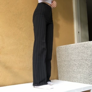 Kostymbyxor  - Kostymbyxor köpt på secondhand. Vet ej storleken men känns som XS. Det ser ut som att det är smuts på dom men det är det inte.