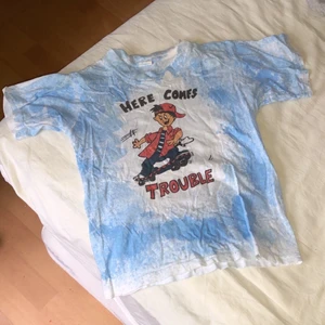 Jättecool tröja köpt utomlands! - Denna passar xs kanske en liten s. Står ingen storlek i den men men. Så fin och så skön. Sälj på grund av garderobsrensning! 