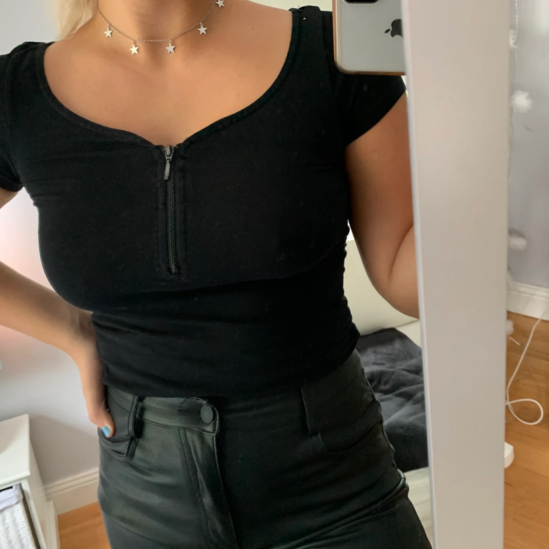 Svart t-shirt med dragkedja