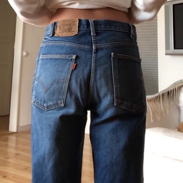 Lågmidjade baggy jeans från Levis. Står ingen storlek men jag har storlek 36/S i jeans. Jättebra skick. Köpta i Danmark på en second hand för runt 600.                                                             250kr (+frakt) eller budgivning i kommentarerna😋💗💗. Jeans & Byxor.