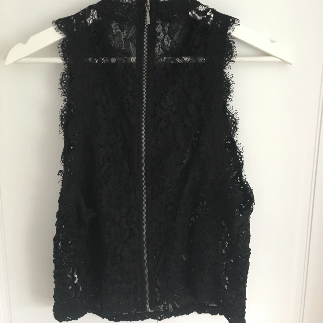 Svart Spetstopp Broderad - 90