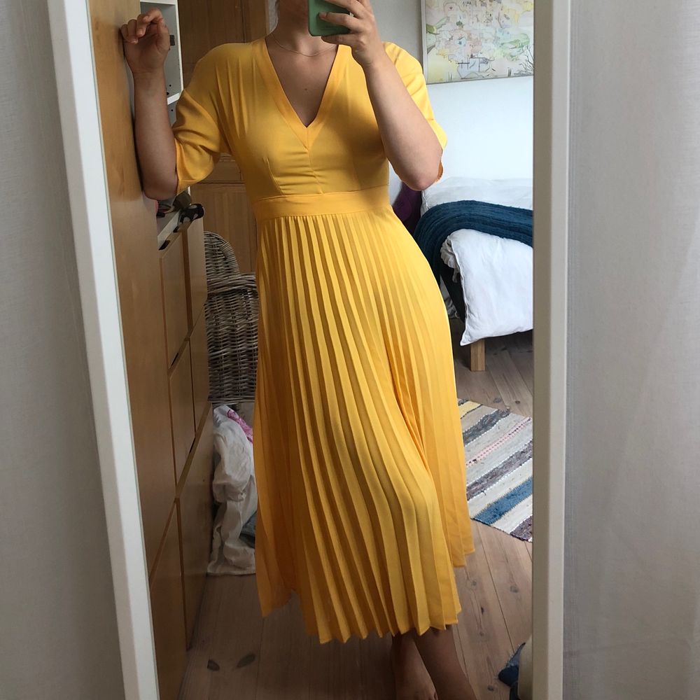 Trendig gul klänning | Plick Second Hand