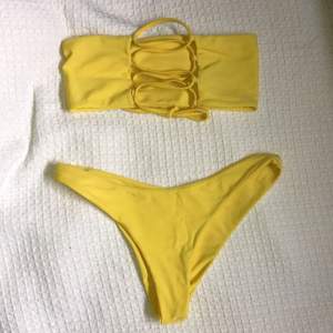 Köpte denna fina gula bikini från Shien men beställde den tyvärr i en storlek för liten så därav säljer jag den. Skriv gjärna för frågor eller fler bilder <3
