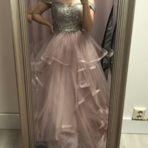 Prom Dress - En ljus lila klänning full med små detaljer. Passar perfekt för alla som älskar att stå ut från mängden. Köptes från Pinkandpurple i malmö för ca 4000kr för några månader sen och användes endast under ett tillfälle.    Storlek S. 