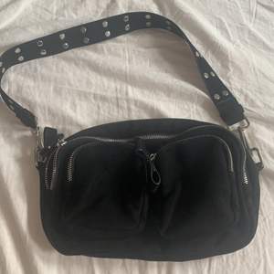 En svart väska från Gina som jag säljer för den inte kommer till användning längre 
