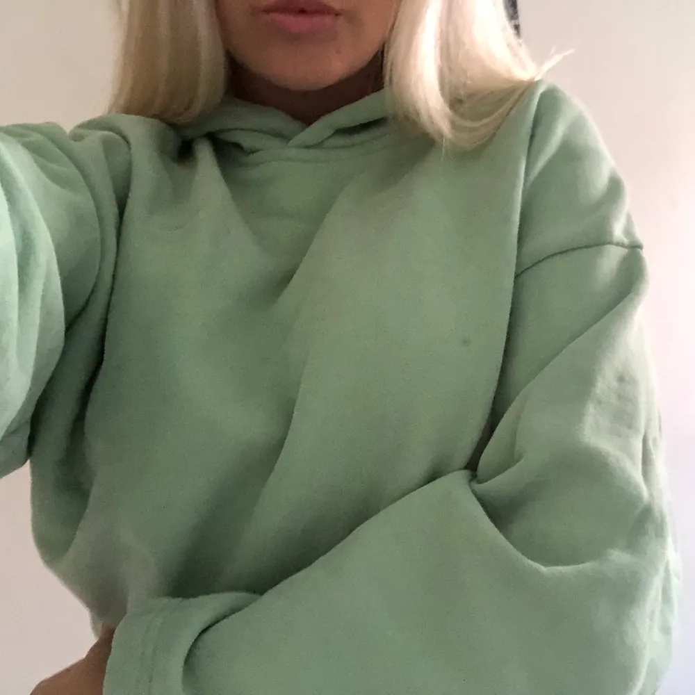 Superfin grön hoodie från Weekday, använd typ 2-3 gånger. Fint croppad!. Hoodies.