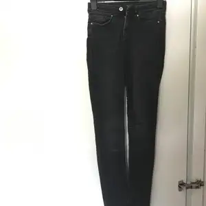 Svarta/mörkgrå jeans. Färgen syns tydligare på andra bilden.