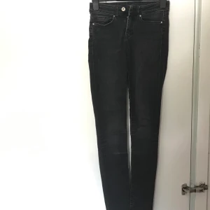 Jeans - Svarta/mörkgrå jeans. Färgen syns tydligare på andra bilden.