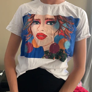  T-shirt  - En T-shirt från zara suuuper fin tycker inte jag passar i den  fick av en kompis i present vill ha mer tajt men annars huuur fin som hälst!!