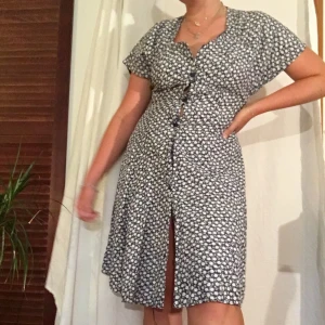 Retroklänning - Marinblå och vit klänning med retrokänsla💫 säljer pga är lite för liten för mig