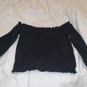 Croppad off shoulder topp - Storlek XS fint skick, frakt tillkommer 🥰