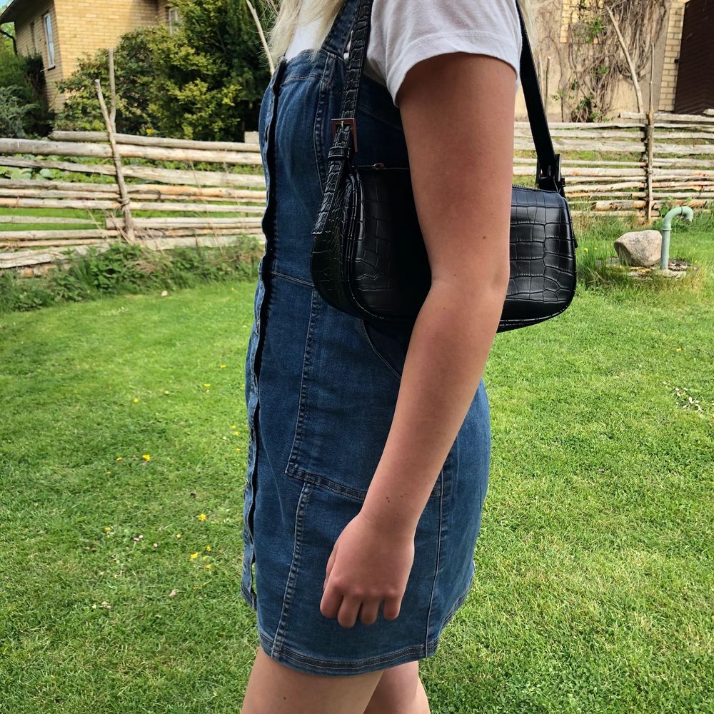 Jättesöt och cool klänning nu till sommaren. Den är knappt använd då det tyvärr inte är min stil. Därför är den som ny! Storlek 38 och skulle säga att den passar både 38 och 36, jag har 36 i vanliga fall. 📦köparen står för frakten 💸betalning sker via swi. Klänningar.