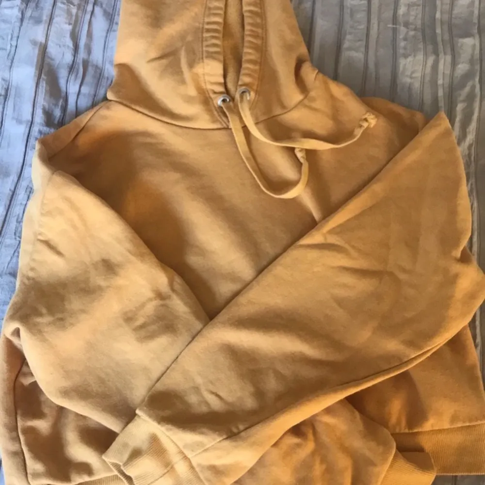 Hoodie i storlek XS. Kortare än en vanlig hoodie. Bra kvalitet och ull material. Skjortor.