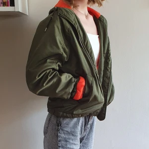 Bomberjacka, Stay - Assnygg bomberjacka från Stay! Grön med orange innerfoder. Något fodrad, perfekt mellan övergång sommar/höst, eller sena sommarkvällar! Storlek S, men fungerar som XS-M beroende på hur man vill att den ska sitta!🧡