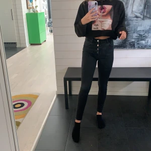 Zara - Svarta jeans med knappar och riktiga fickor både fram och bak från Zara. Storlek 34 och i väldigt bra skick. 