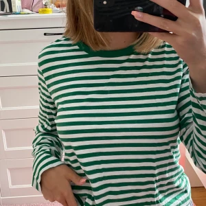 Randig tröja  - Snygg och bekväm långärmad tröja från monki, ganska lös passform ❤️