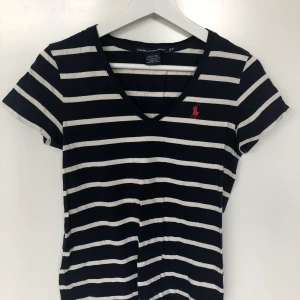 Ralph Lauren t-shirt storlek S - Vit och marinblå randig Ralp Lauren t-shirt. Väldigt bra skick!