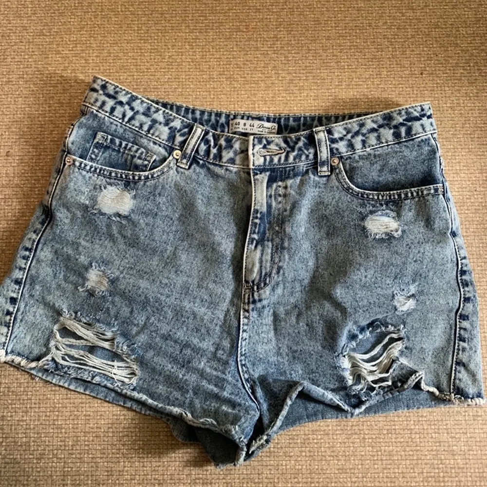 Slitna jeansshorts som tyvärr är för små på mig o därför är bara använda en gång. Köpta i Berlin . Shorts.