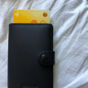 Säljer en Äkta Läder Pop-up plånbok - Äkta läder Pop-up plånbok köpt från johnells använd köpt från johnells från 700kr