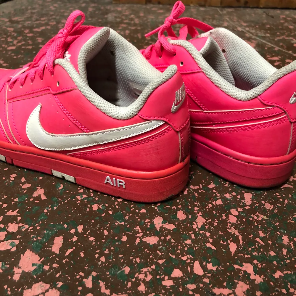 Ett par Rosa Nike Air sneakers köpta i New York för ca 4 år sedan, unika! Storlek 39, använda sparsamt så är i väldigt bra skick. . Skor.