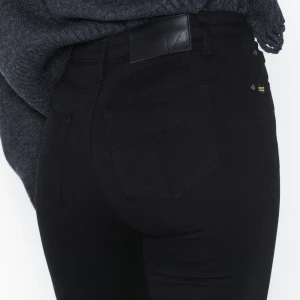 Tiger of Sweden jeans - Storlek 27/30, dom var alldeles för stora för mig så jag la undan dom sen när jag tog fram dom igen så var dom för smååå. Dom är i perfekt skick. Använde dom 1 gång när dom var för stora sen har en vän lånat dom 1 gång.  Pris kan diskuteras💞