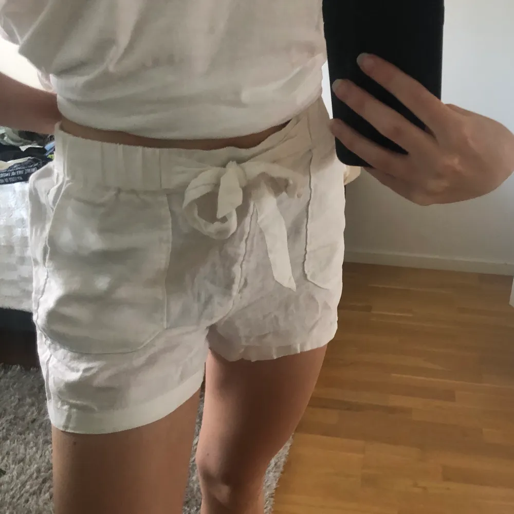 INKLUSIVE FRAKT!!! vita linneshorts perfekt inför sommaren. Shorts.