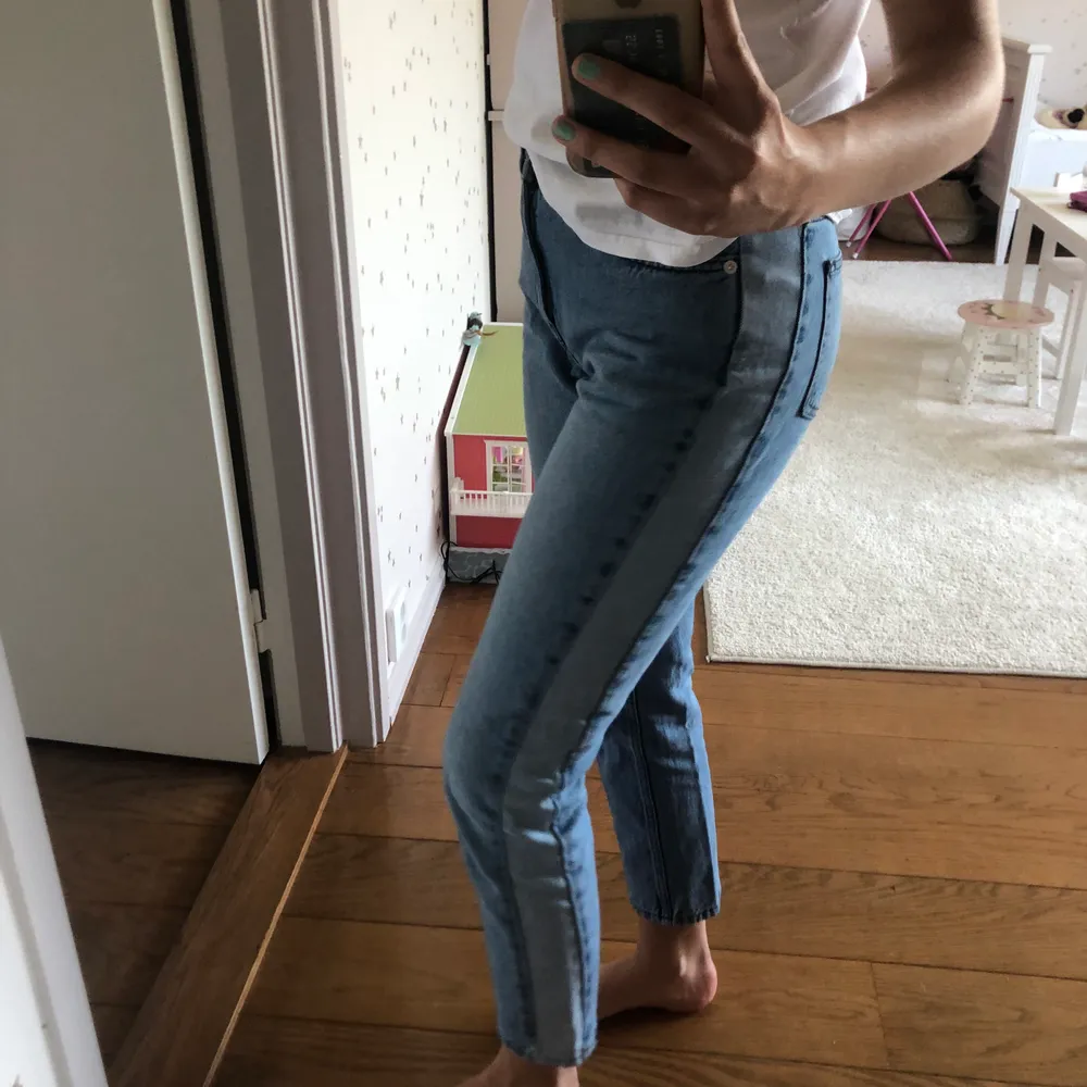 Coola jeans med slits fårn nakd. Säljer pga att dom har blivit för små. (Jag är 174cm) Bra skick! (Köparen står för frakt). Jeans & Byxor.