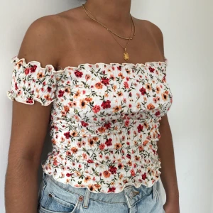 Off the shoulder top! - Säljer denna söta off the shoulder top från mango i strl. S, töjbar som anpassas efter din kropp. Frakt tillkommer.