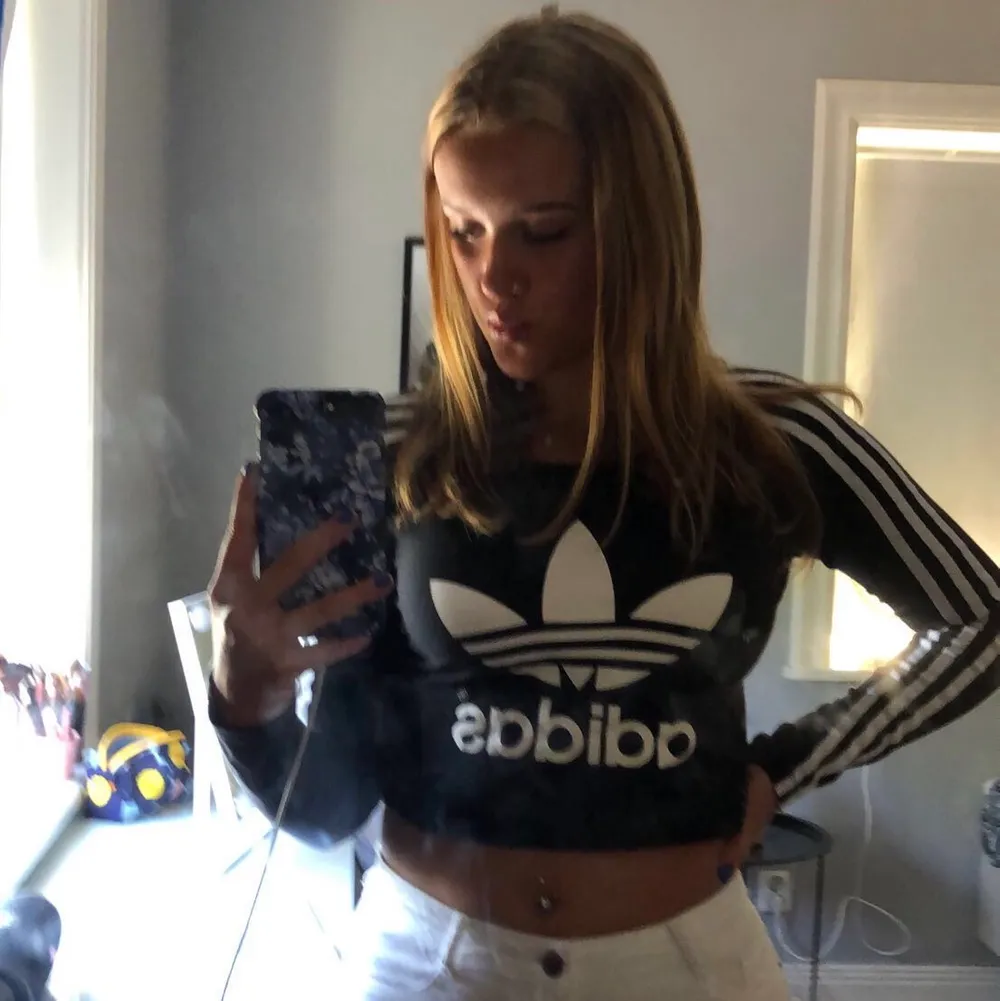 Jag säljer denna as snygga adidas långärmade crop top, används fåtal gånger, jätte fint skick. Säljs pgr av för lite användning. Storlek 38 men passar mig som hat 36. Kan mötas i Sthlm. Budaa. Toppar.