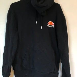 ellesse hoodie - säljer min ellesse hoodie i storlek m pga använder ej. använd fåtal gånger så nästan som ny. så fin och fräsch! står storlek m men passar s och l också beroende på hur tight du vill ha den. sitter snyggt oversize🤩💗 står ej för postens slarvigt 