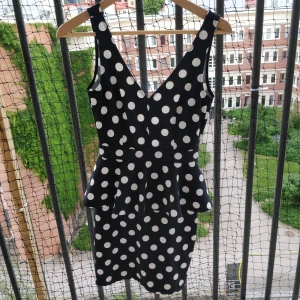 Marinblå klänning  - Djuprygg med dragkedja. Riktig dateklänning, sitter som en smäck! Möts helst upp annars tillkommer frakt! 