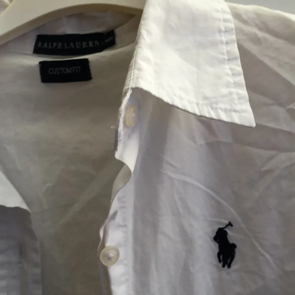 Helt vanlig vit skjorta från RL, säljer för att den är för liten . Skjortor.