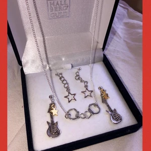 ÖRHÄNGEN OCH HALSBAND  - 🎸SLÄPP AV SMYCKEN🎸⭐️ Örhängen: 59kr (inkl frakt) Halsbandet: 75kr (inkl frakt) DM FÖR BESTÄLLNING💕⚡️ Mitt instagramkonto: @Alvasellout