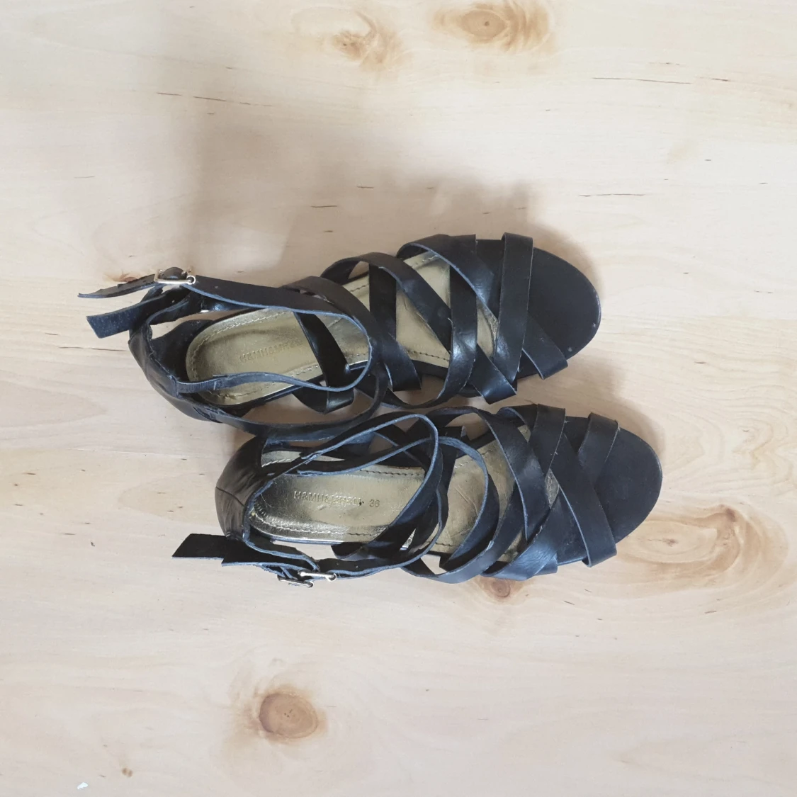 Svarta strap sandaler