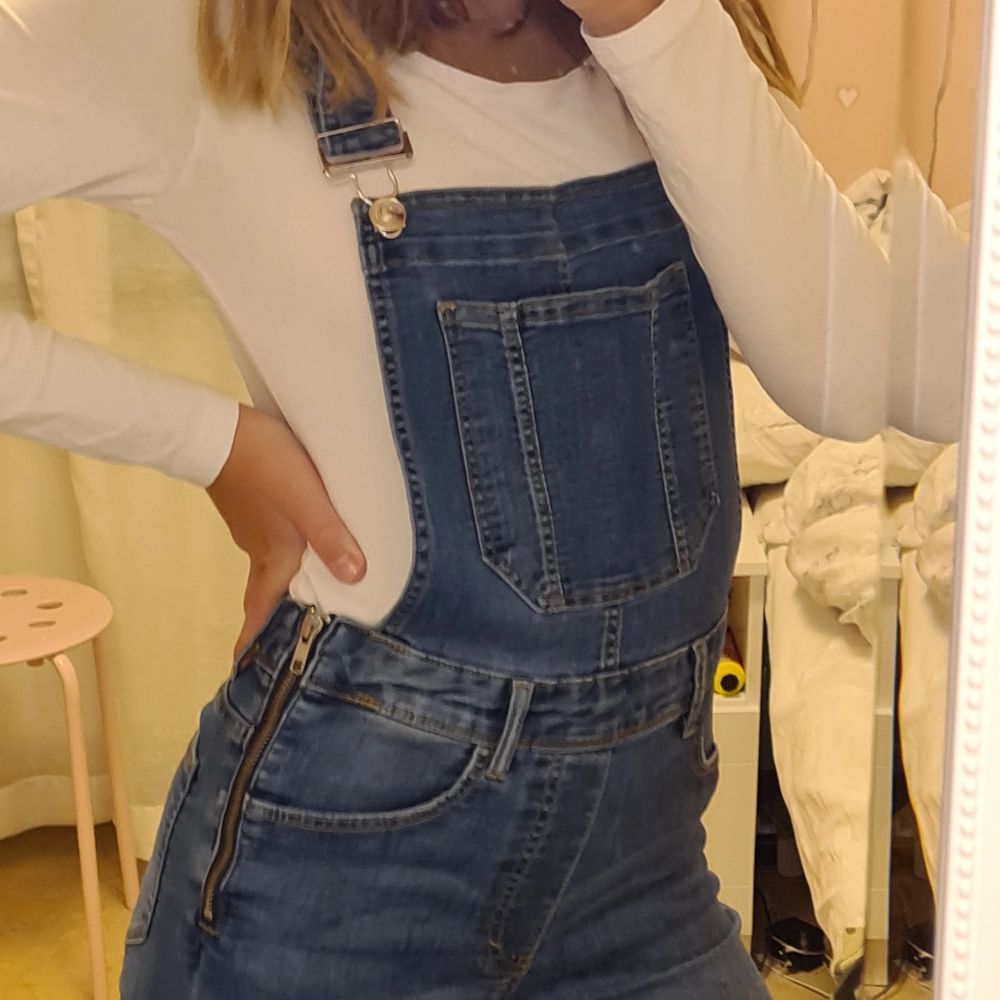 Hängselbyxor med två fickor på baksidan av plagget och en på framsidan. Den är i storlek S men folk med XS kan också använda den, då den har justerbara axelband. Köpt från H&M och endast testad en gång, då jag inte gillar passformen hur den sitter på mig.. Jeans & Byxor.