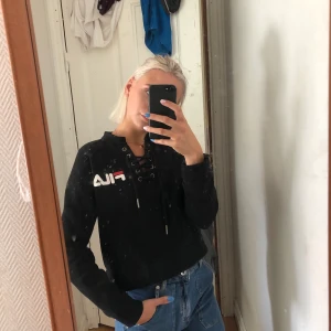 Fila tröja - Fila tröja i jättemjukt material med snörning. Knappt använd och i jättebra skick. 80kr eller bud(frakt står du för) 