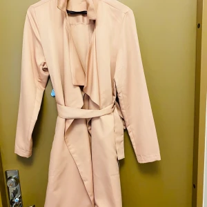 Esmara Summer Trenchcoat - Ganska nyskick, nästan oanvänt, ljus gammaldagsrosa färg. Fin kroppsstorlek. Passar både för storlek 42 och 44