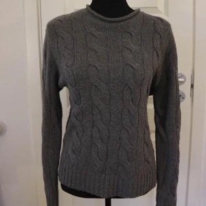 Ralph Lauren stickad tröja - Säljer en kabelstickad tröja från Ralph Lauren med en högre krage.  Tröjan är i mycket bra skick och köpt från Best of Brands.  Storlek: M