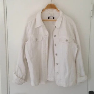  - Vit jeansjacka i stl S-M lite oversize!:)