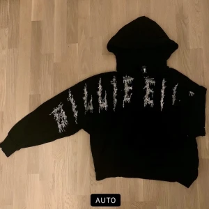 Billie Eilish merch - Billie Eilish x Behrska merch. Text ”BILLIE EILISH” med paljetter! Så stor och härlig, luvan är 🔥. Så gott som perfekt skick. FRAKT INRÄKNAT I PRISET📦